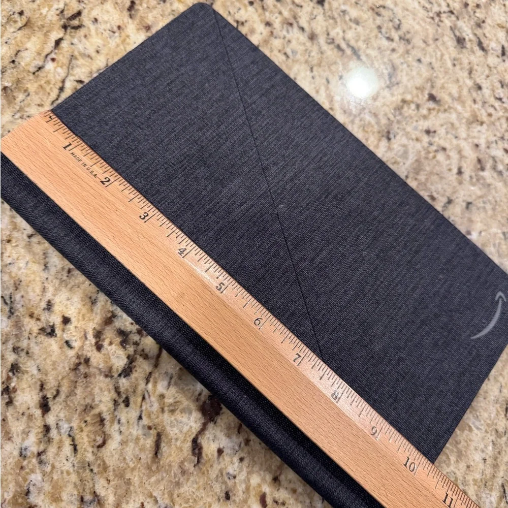 Great gift! Amazon Fire 10 Tablet (9th Gen) w/stand-up protective case - EUC!